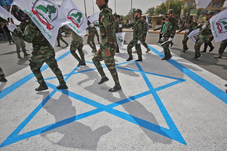 مقاتلون شيعة خلال مسيرة بمناسبة 